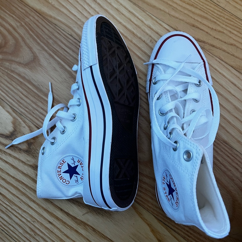 Women's Size 6.5 converse high tops nwot